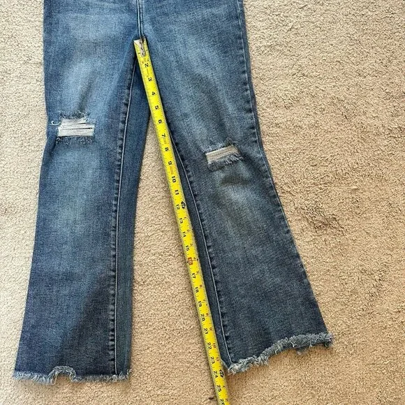 YMI Jeans Women’s Size 3/26 Flare Raw Hem Distressed Ankle Cropped Light Wash - Picture 8 of 8